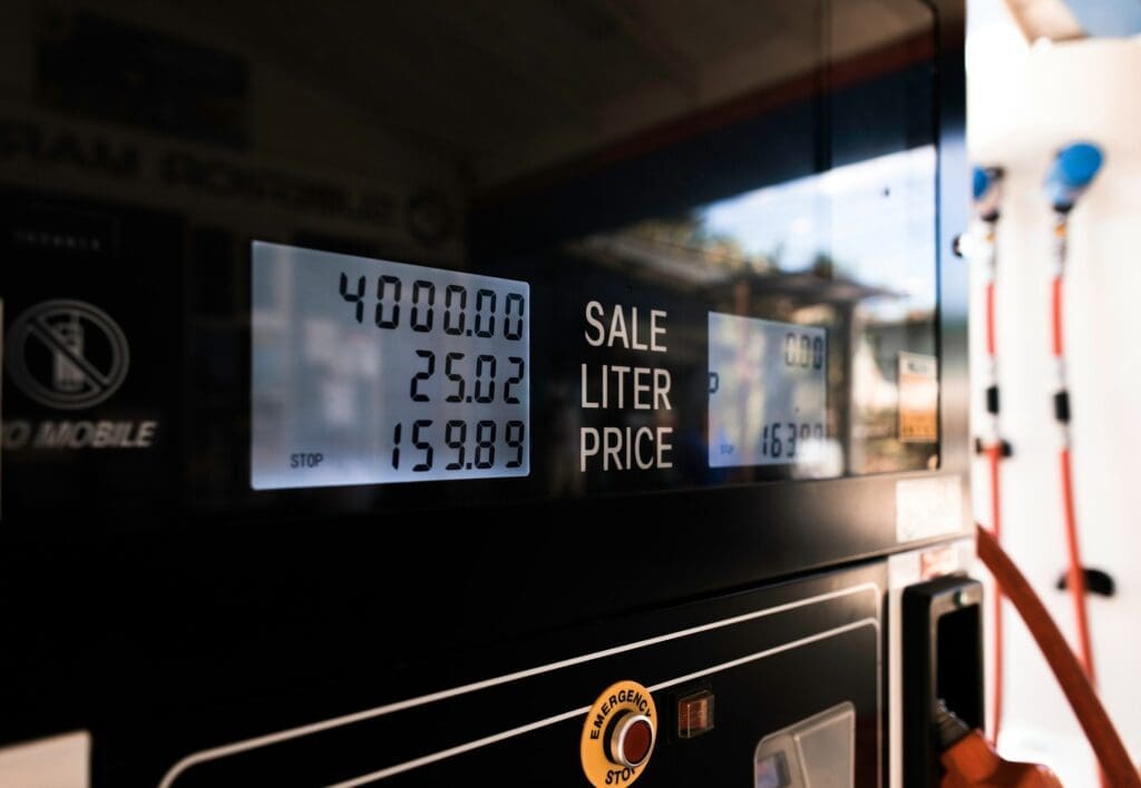 Gas pump display showing sale liter price of 159.89 and total sale amount of 25.02 liters for 4000.00